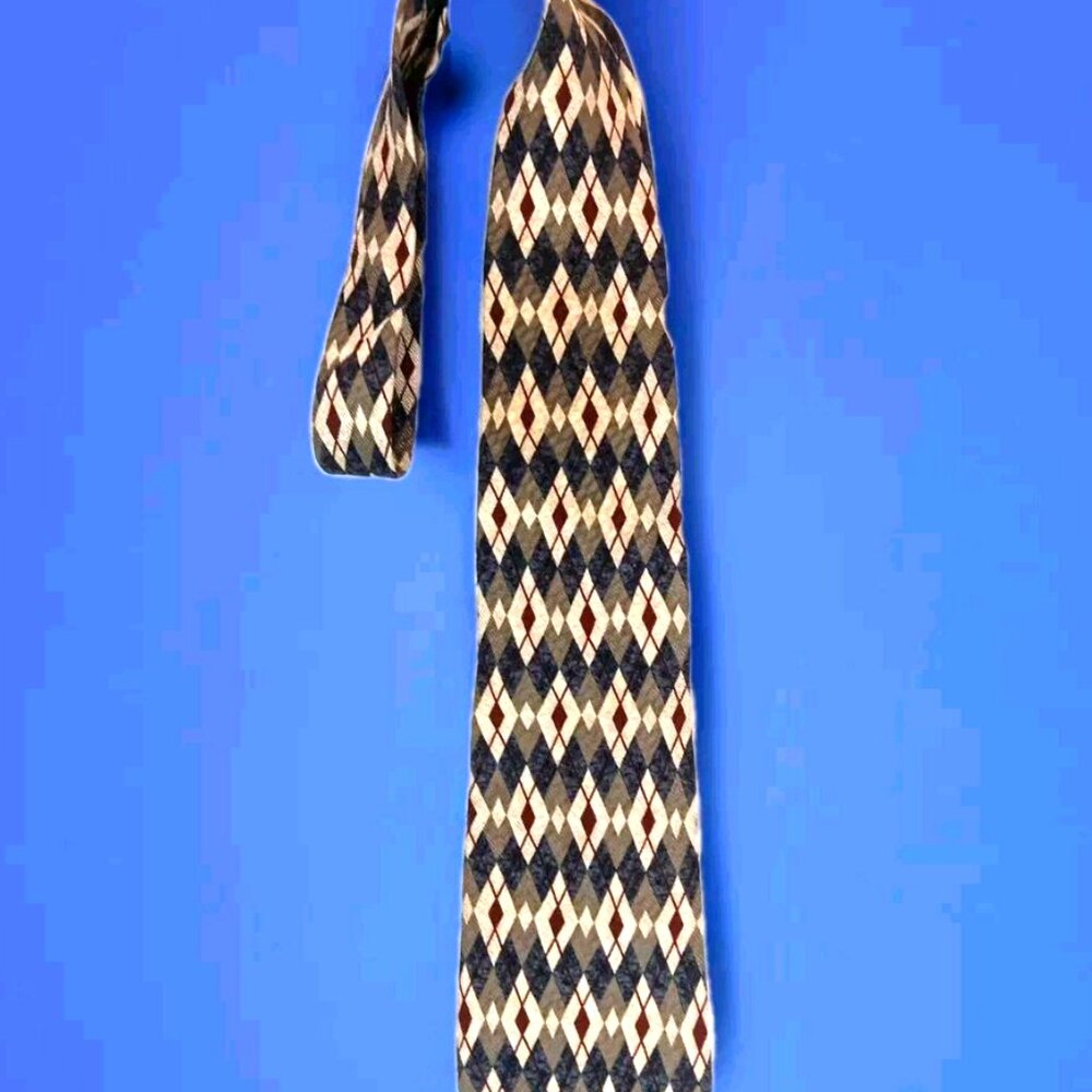 GUESS USA Classic American Design 100% Silk Tie neck wear Made In USA